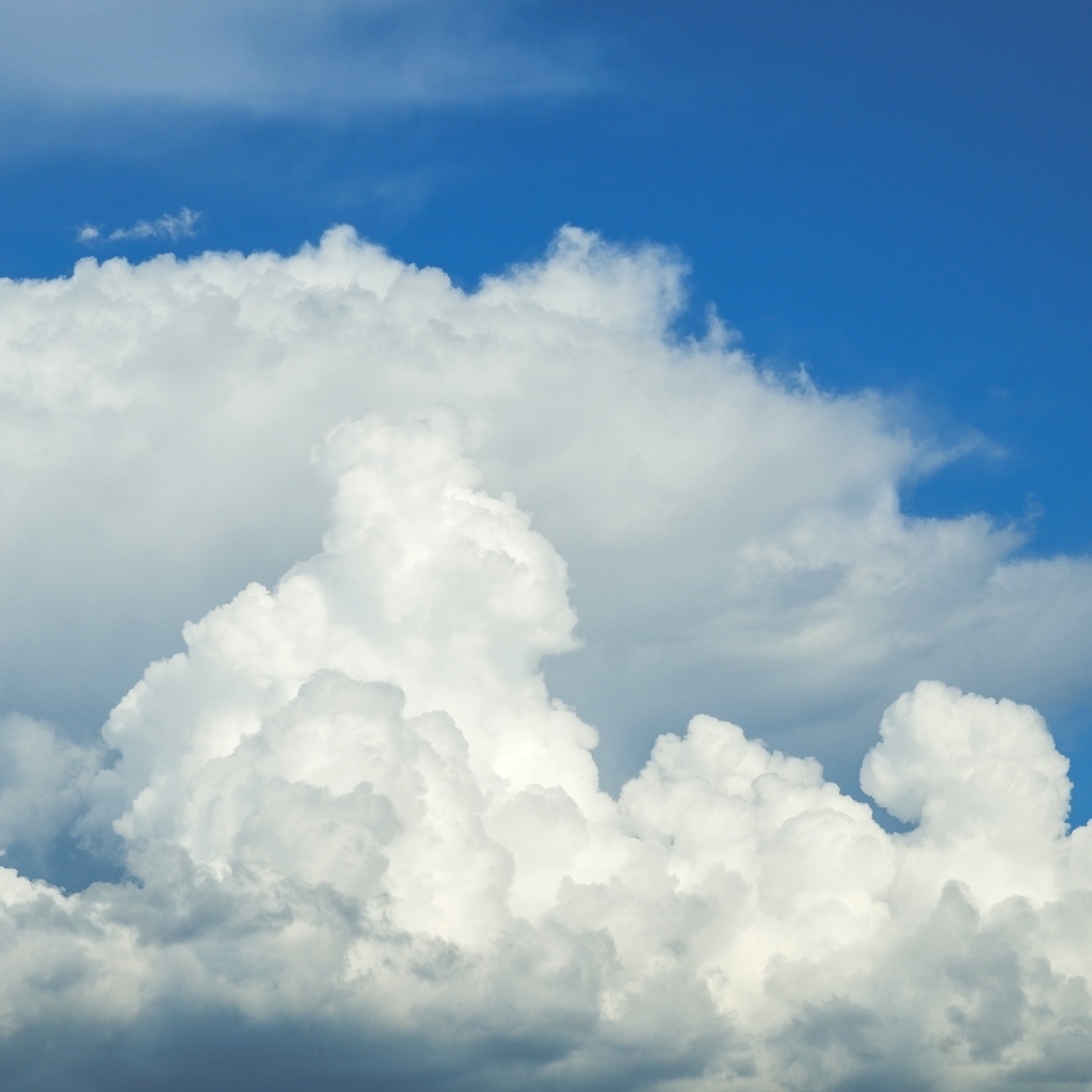 Густые белые облака в голубом небе