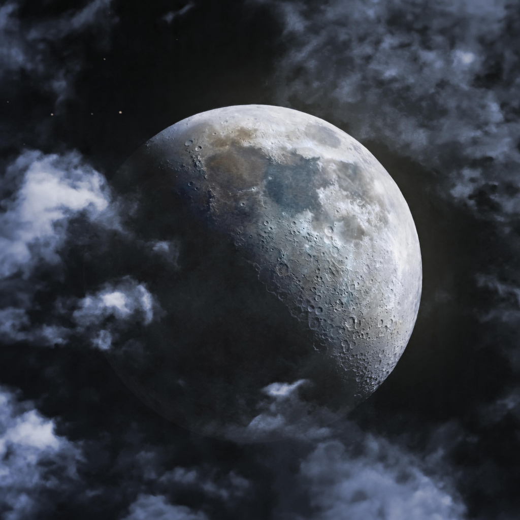 Большая луна в белых облаках