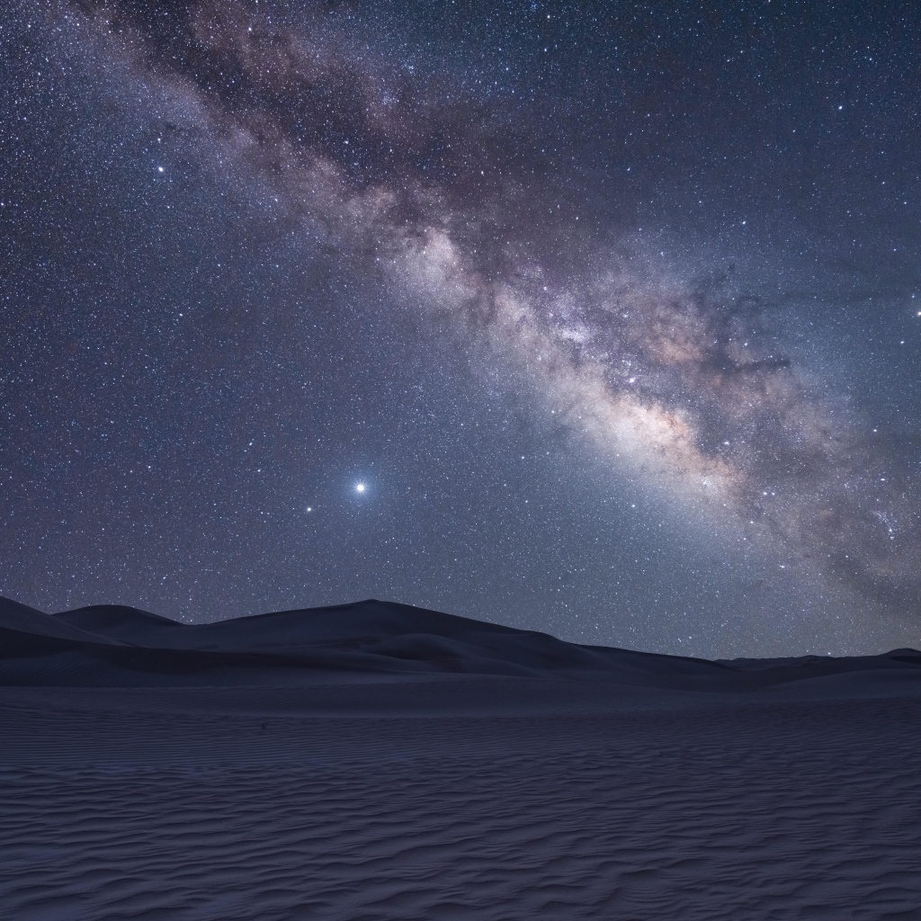 Красивый млечный путь в небе над пустыней