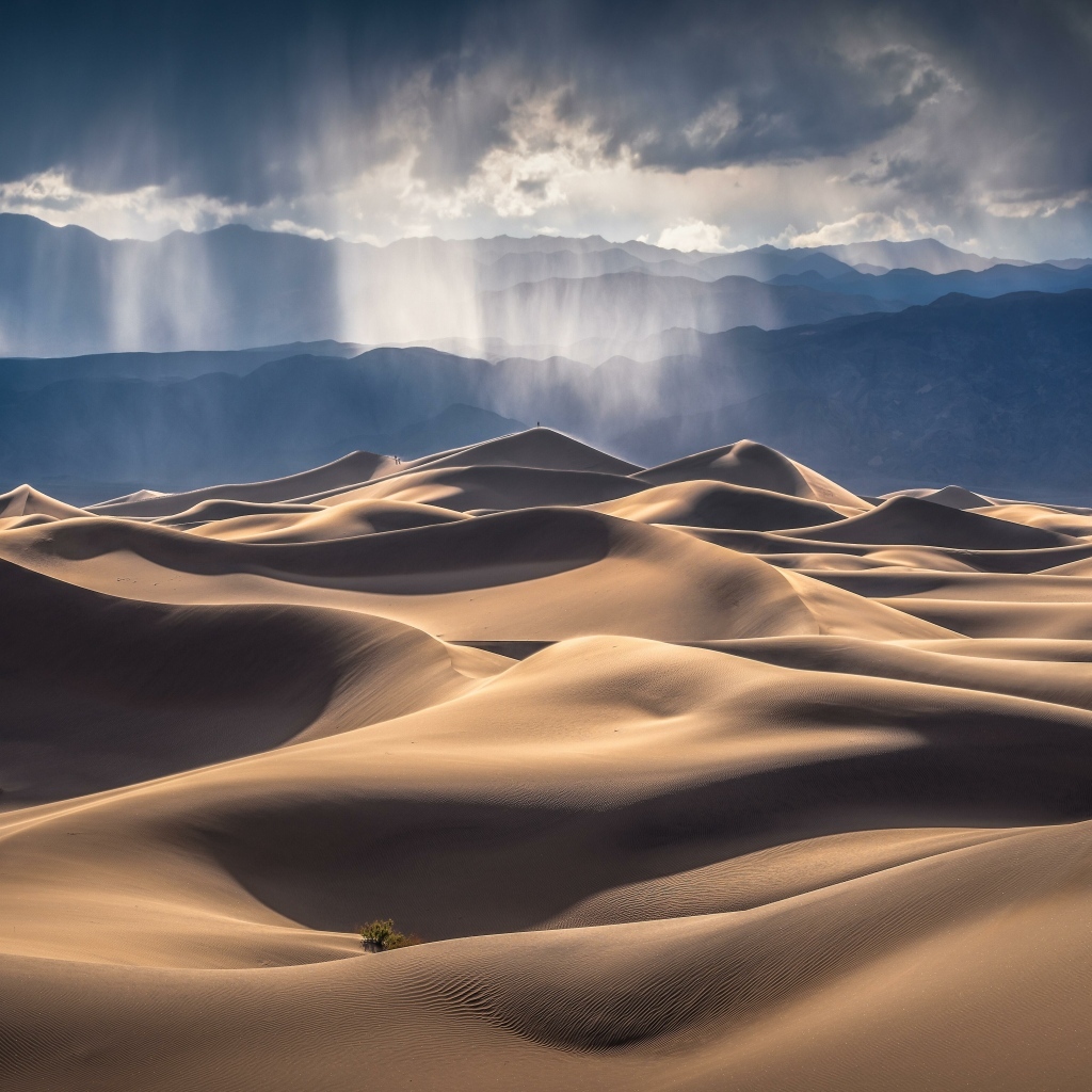 Горячая пустыня у горного массива