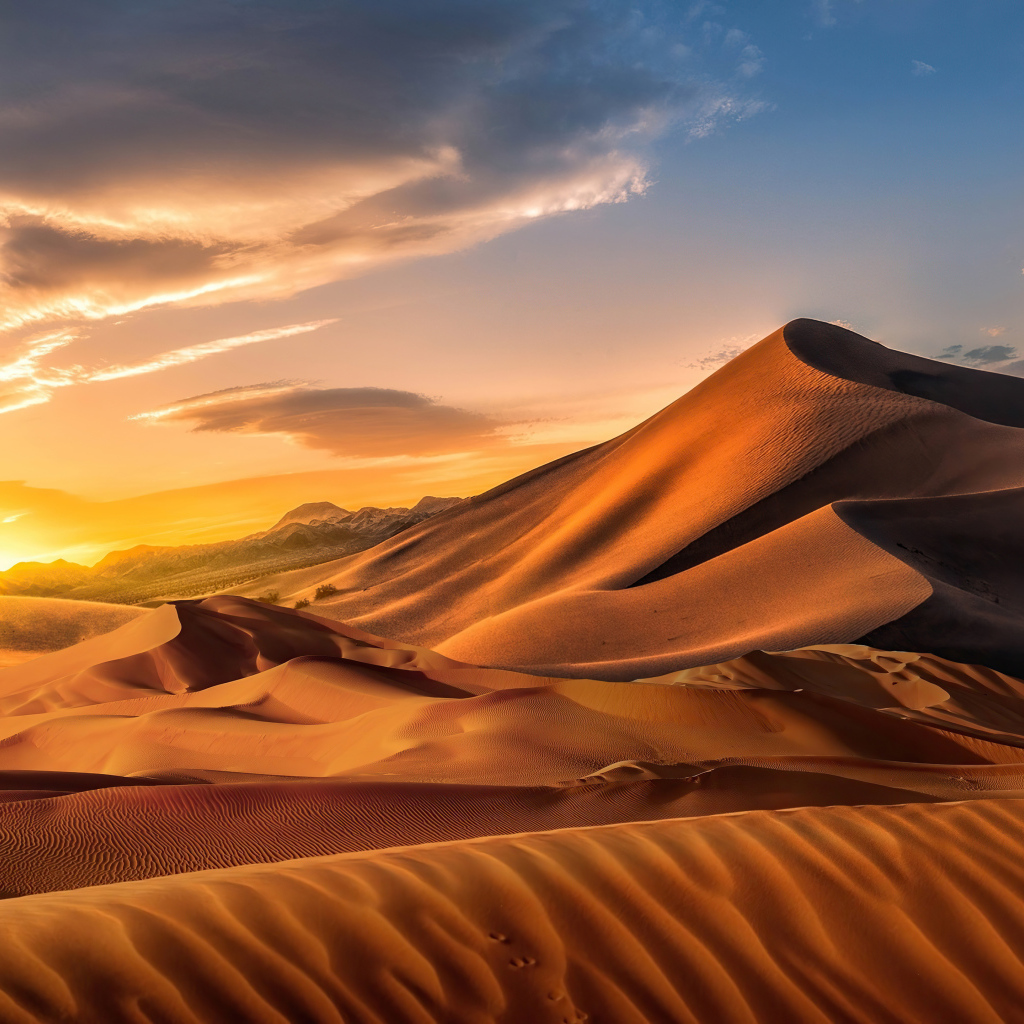 Песчаная дюна на закате солнца