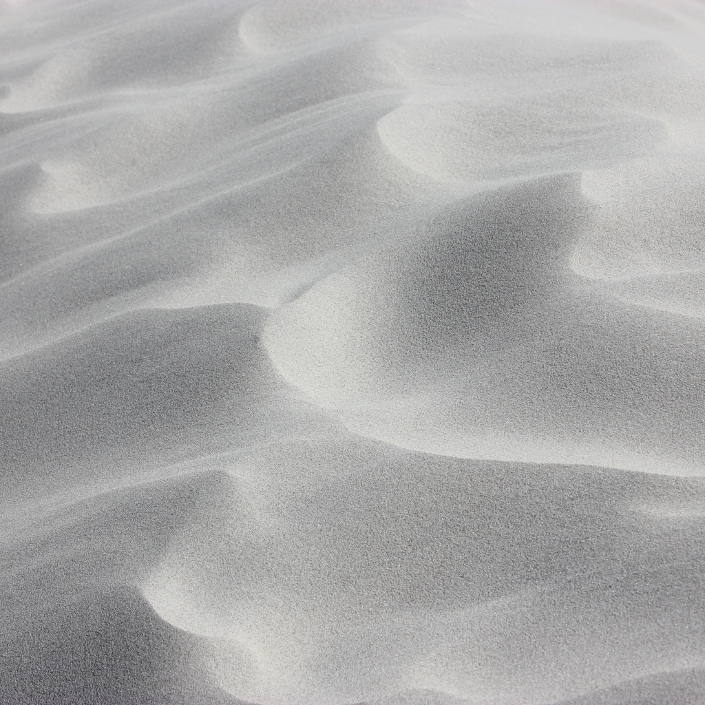 Волны на белом песке в пустыне 