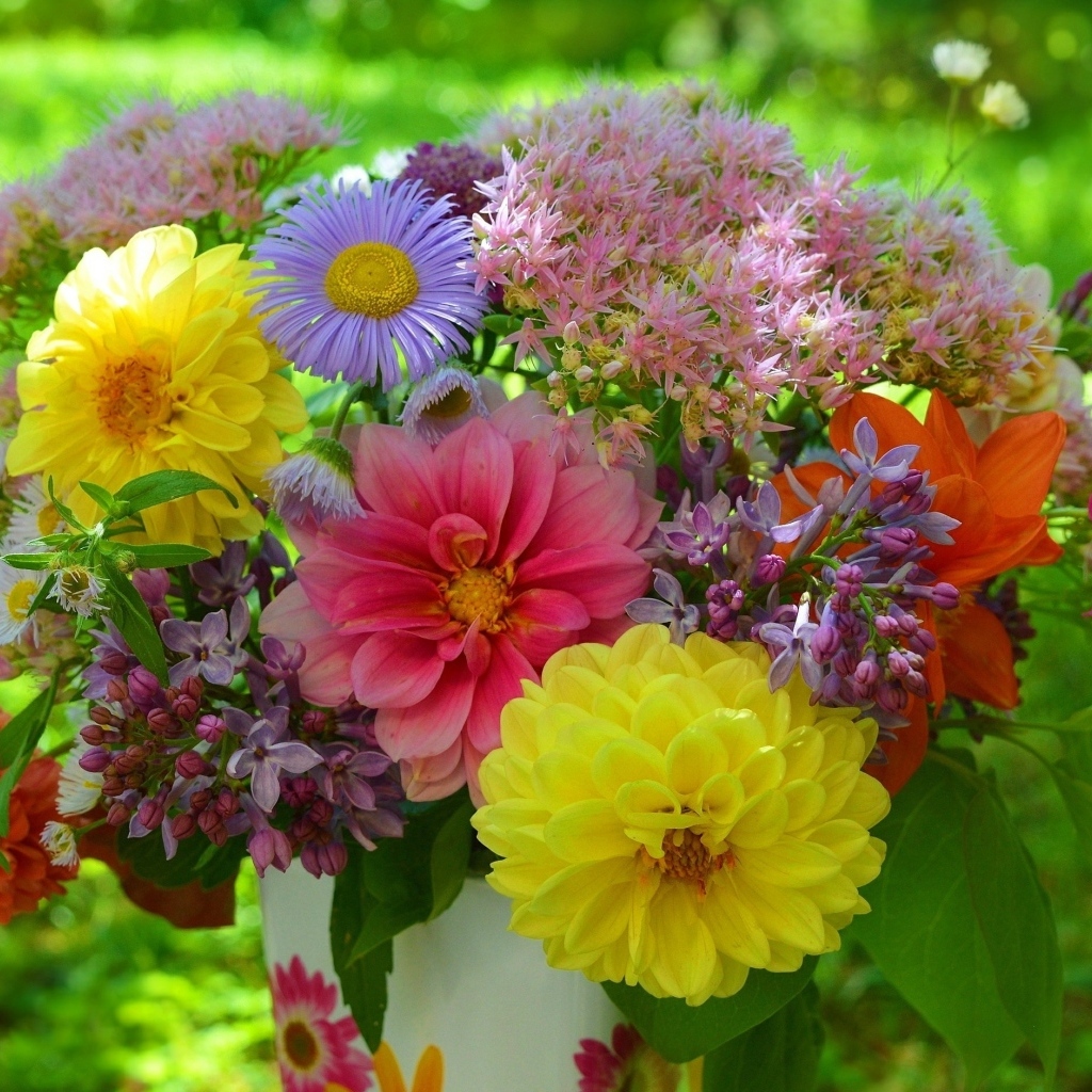 Красивый букет садовых цветов в вазе