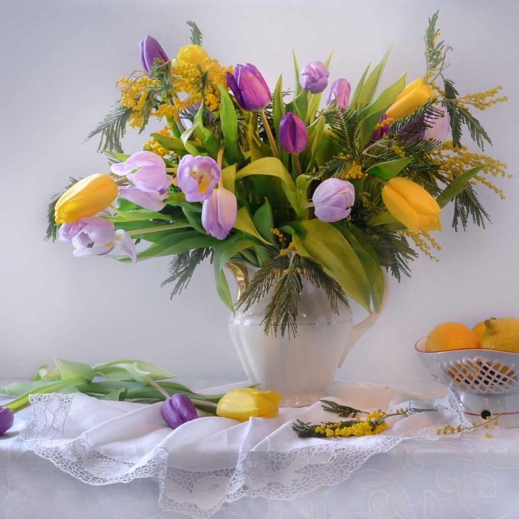 Красивый букет разноцветных тюльпанов с цветами мимозы