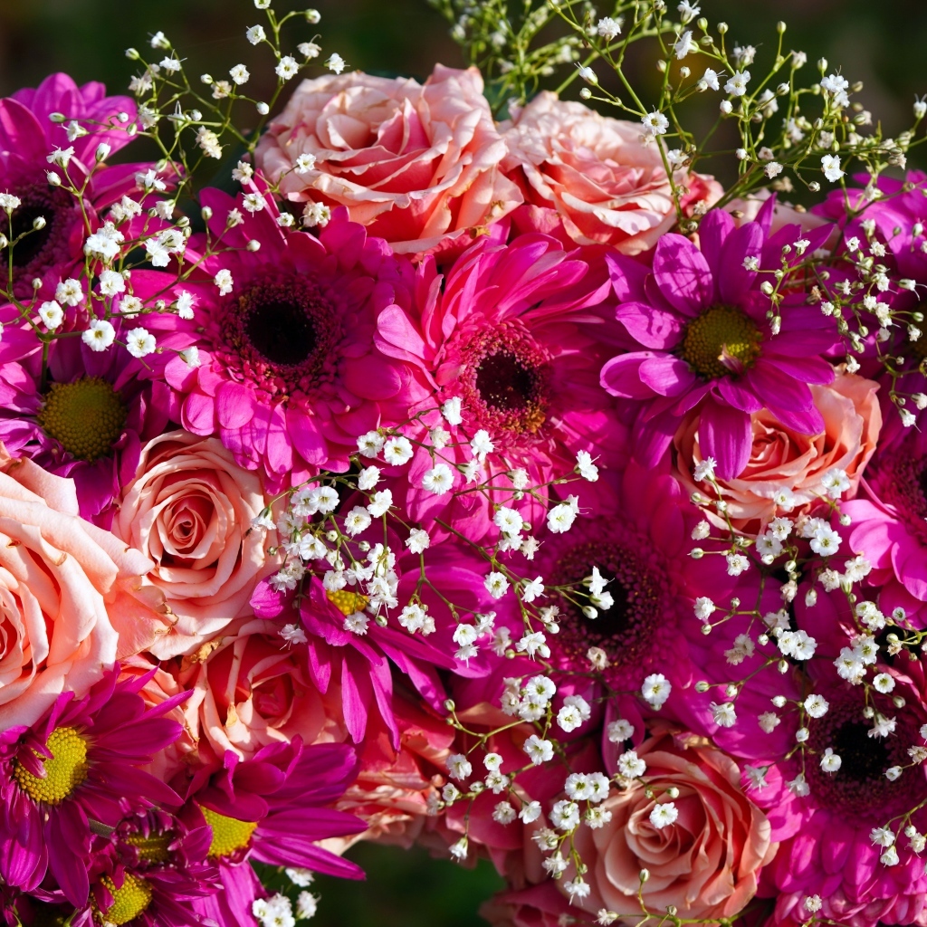 Красивый букет с розовыми розами, хризантемами и герберами