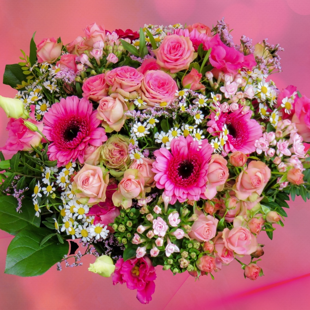 Красивый праздничный букет на розовом фоне