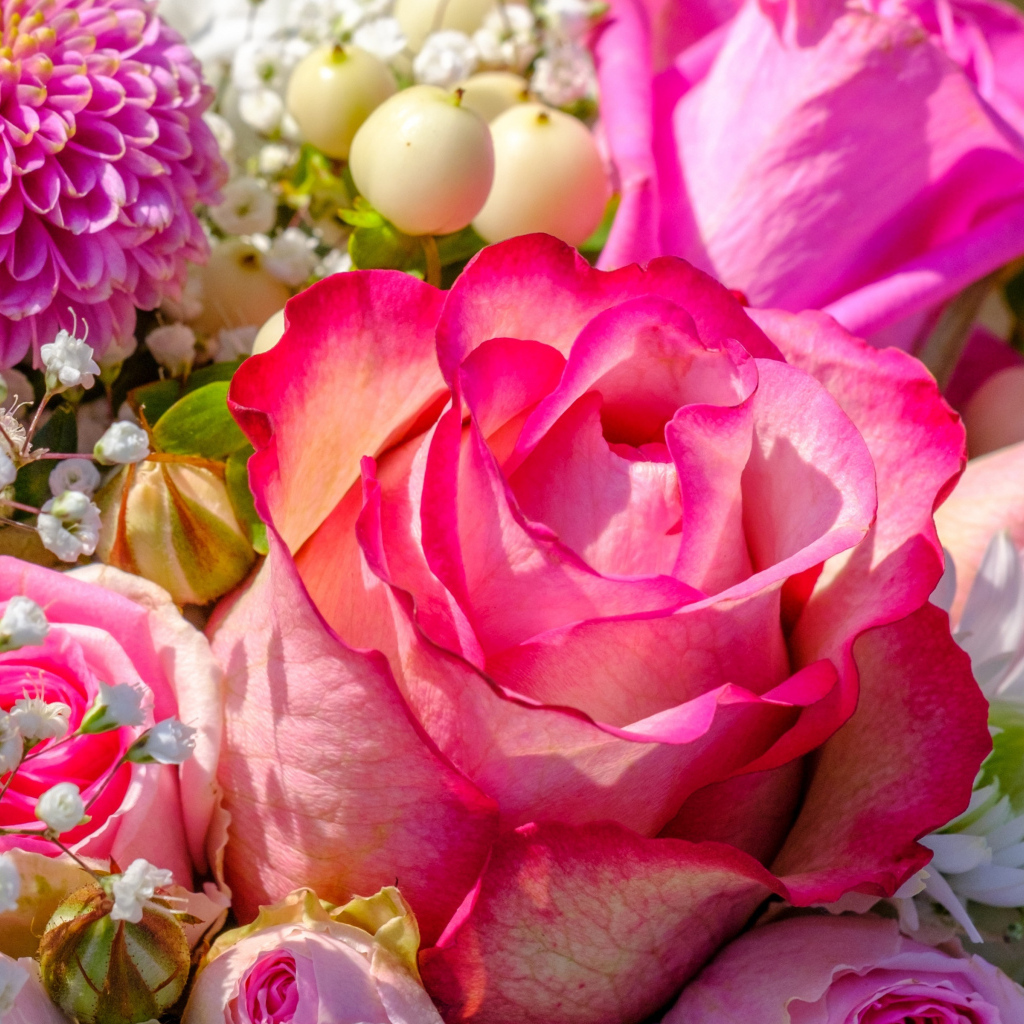 Букет красивых разных розовых цветов