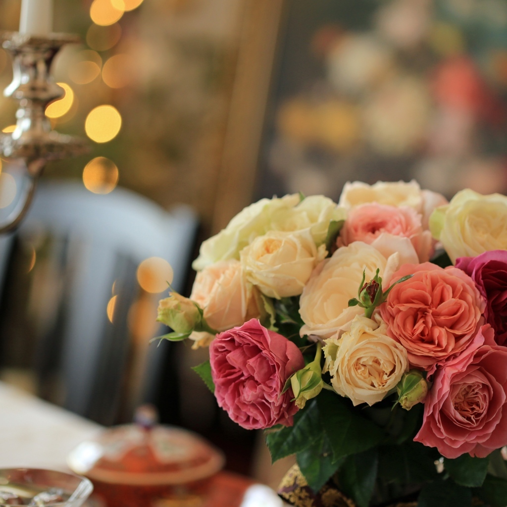 Букет нежных роз на столе