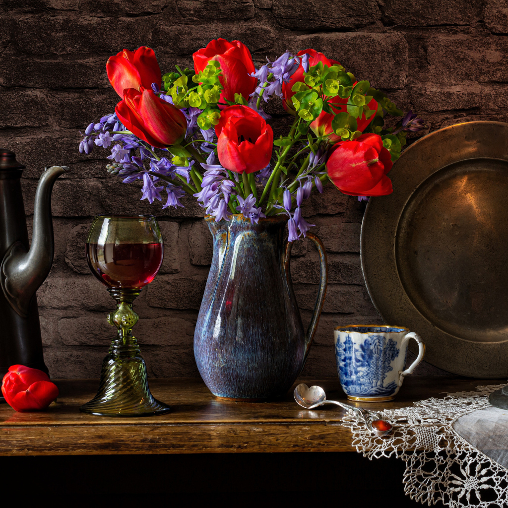 Букет цветов на столе со свечой и вином