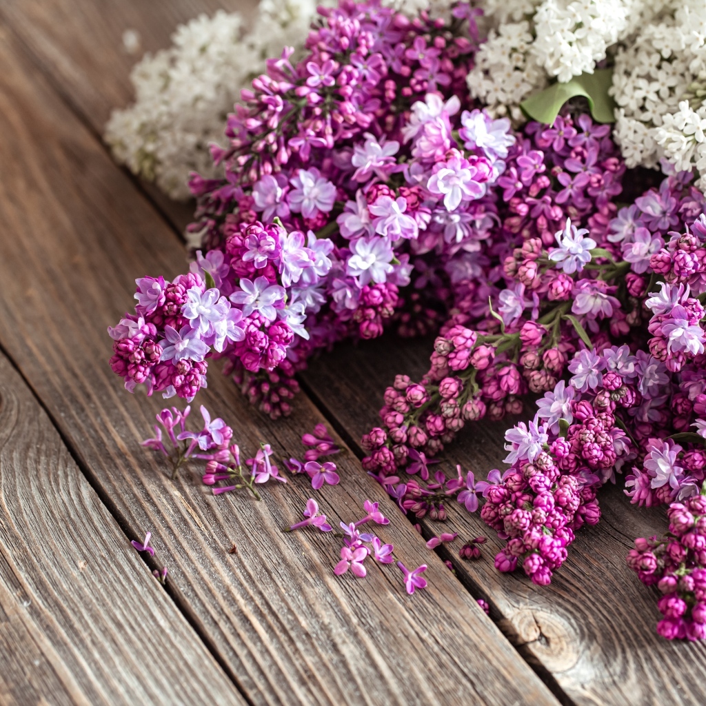 Букет сирени на деревянном столе