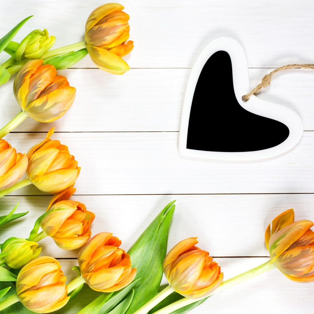 Букет оранжевых тюльпанов с сердцем на белом столе