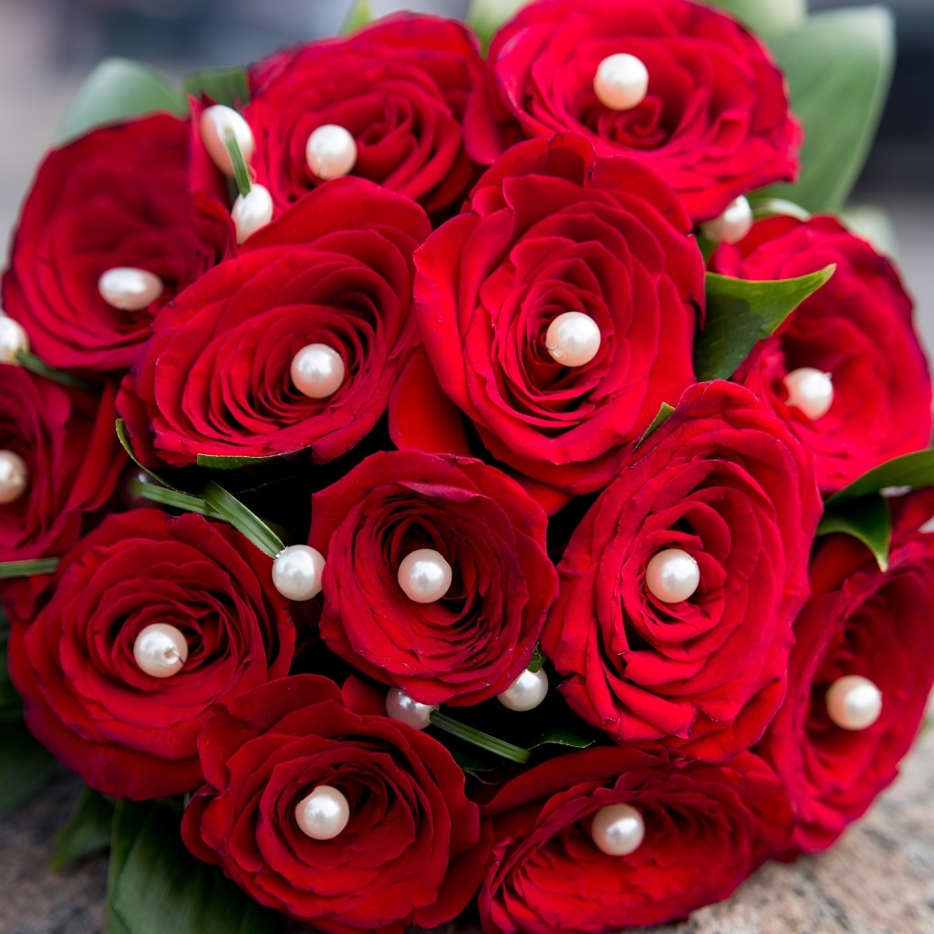 Букет красных роз с жемчугом