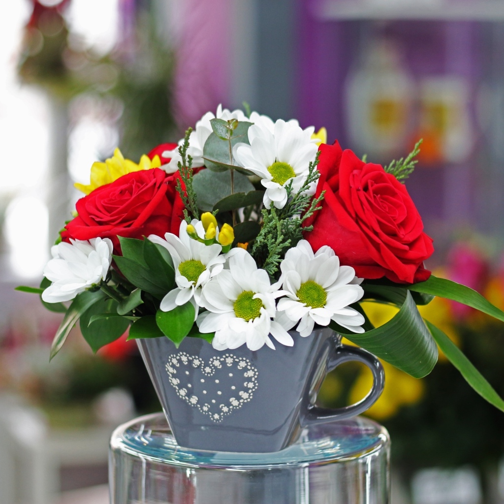 Букет из цветов розы и хризантемы в вазе