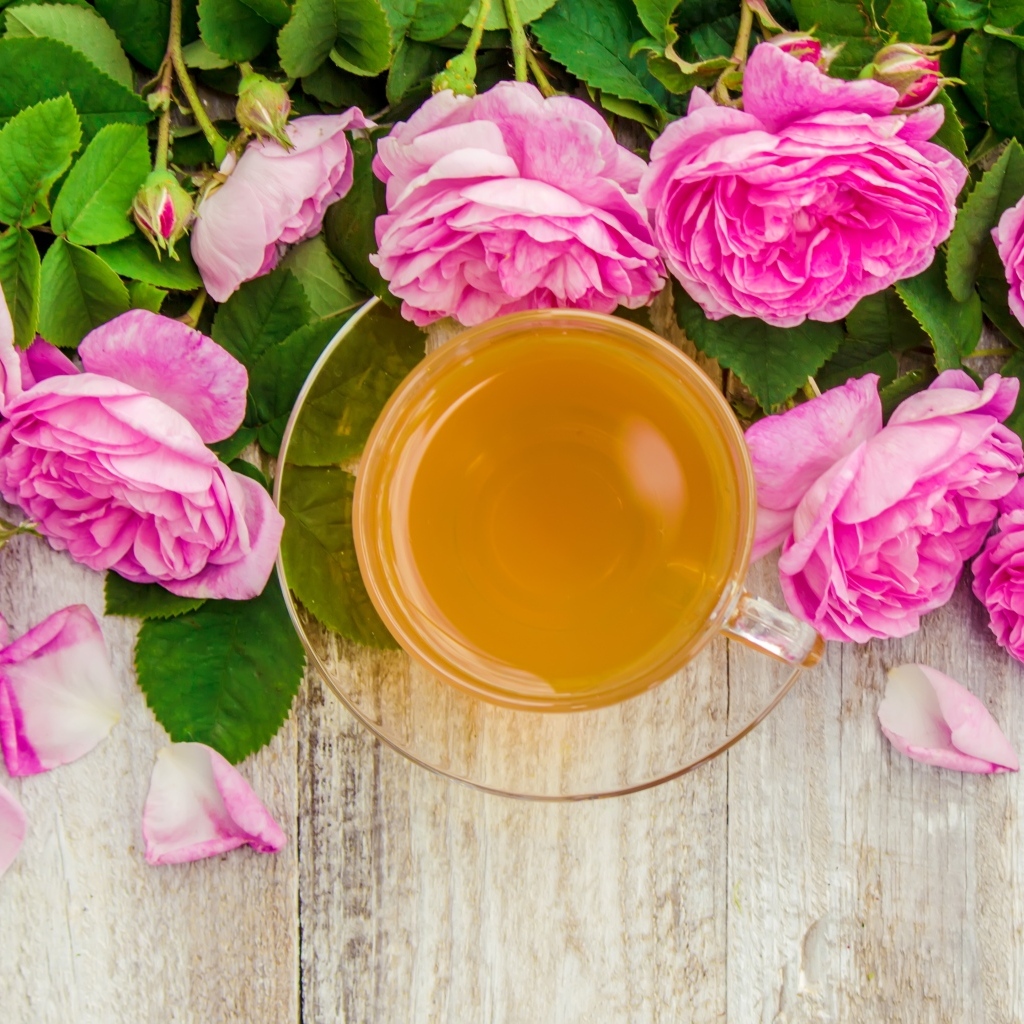 Букет роз с чашкой чая на столе