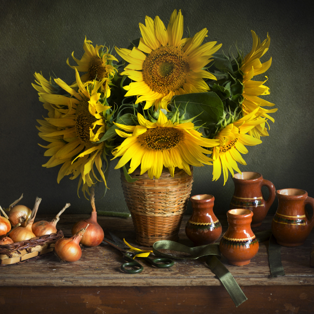 Букет цветов подсолнуха на столе с луком