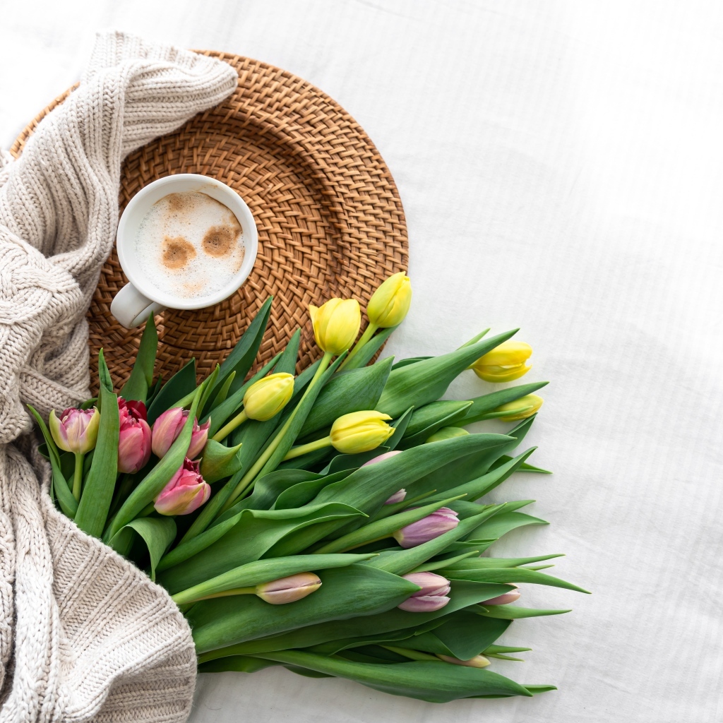 Букет тюльпанов с кофтой и чашкой кофе