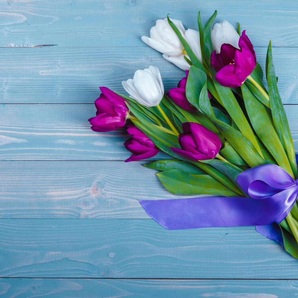 Букет белых и сиреневых тюльпанов с лентой