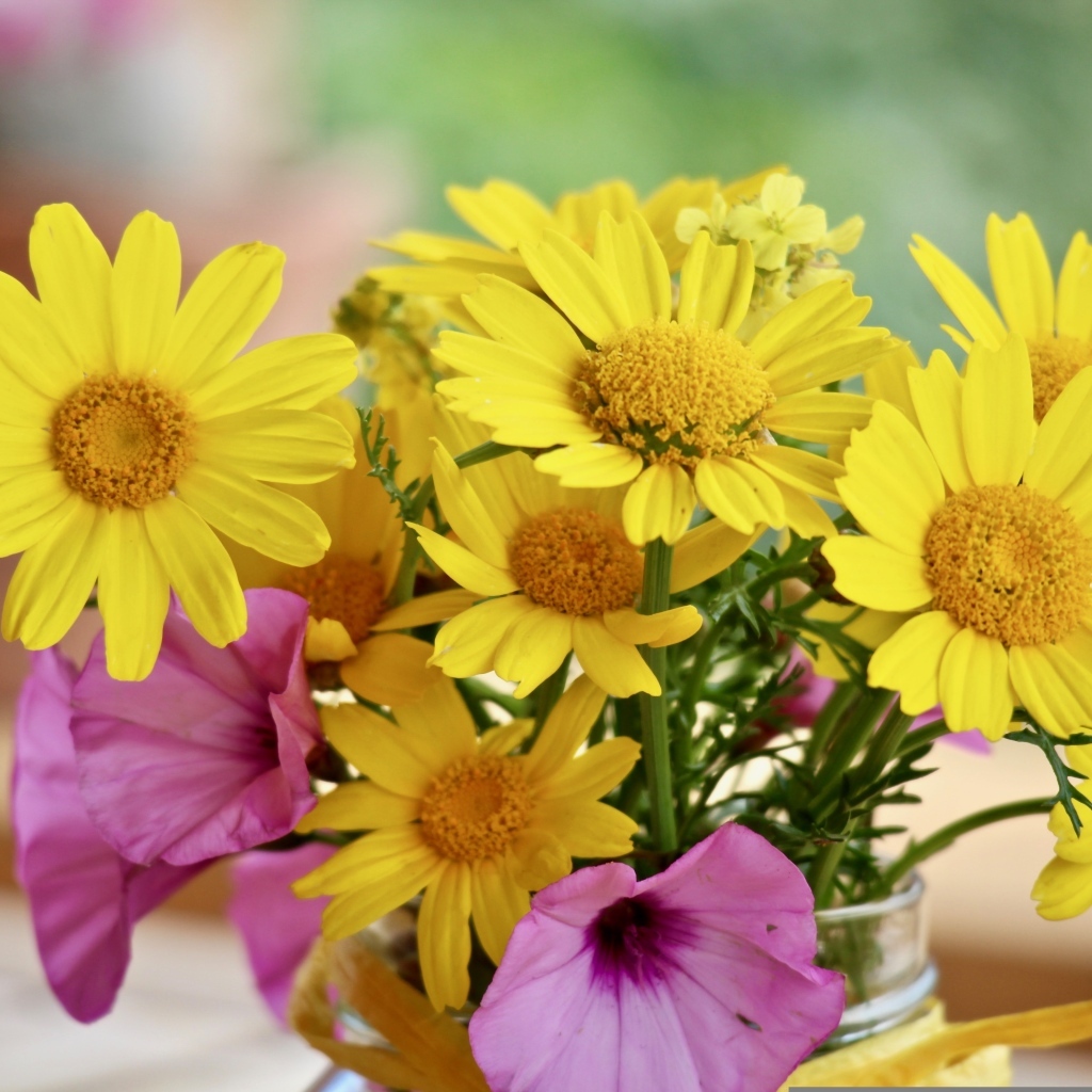 Букет желтых и розовых цветов в вазе на столе