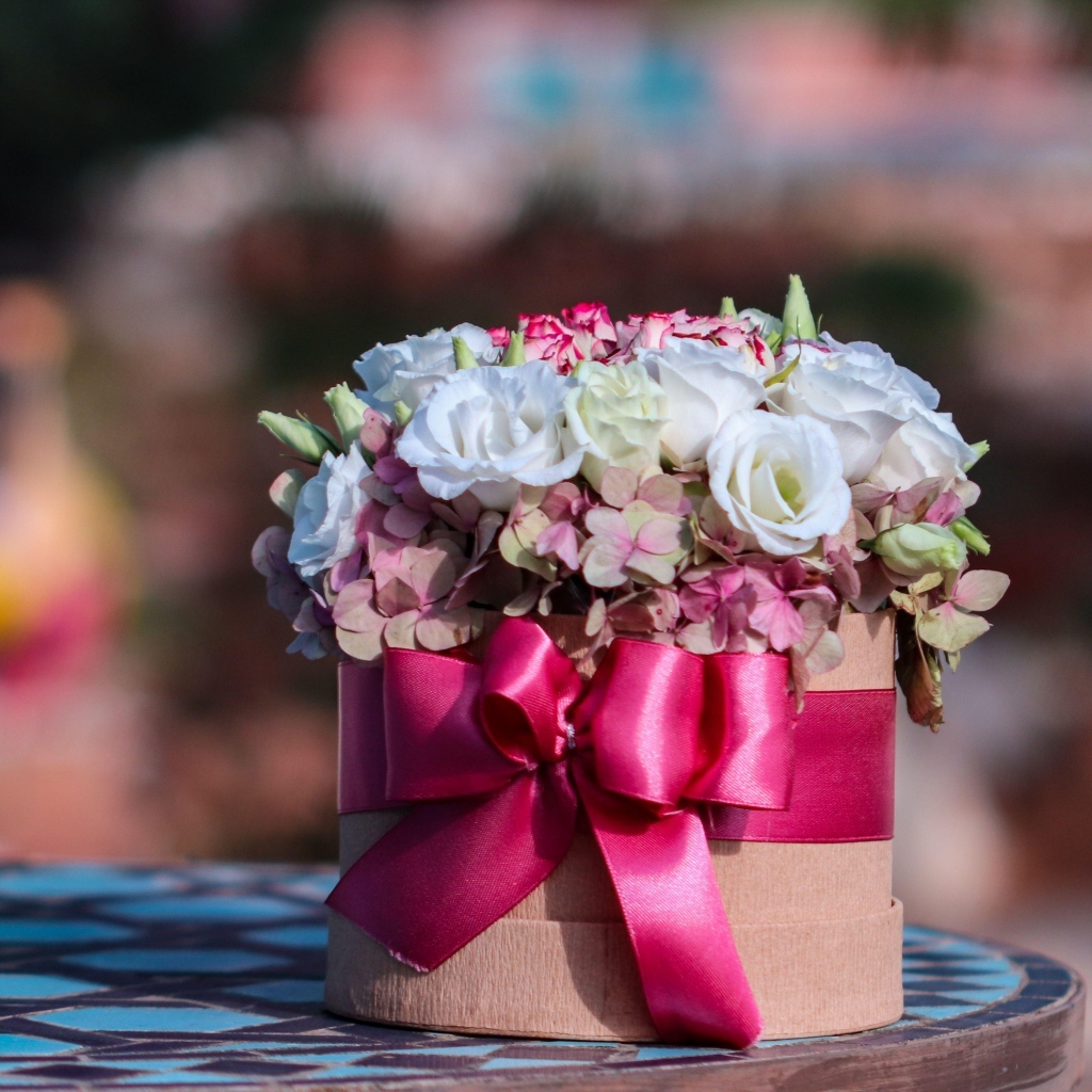 Букет с цветами розы и гортензии