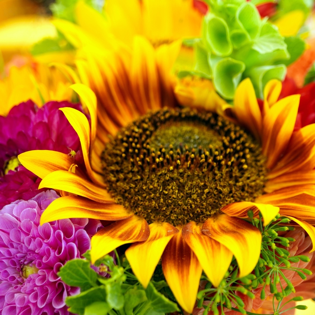 Букет с цветами подсолнуха и георгины