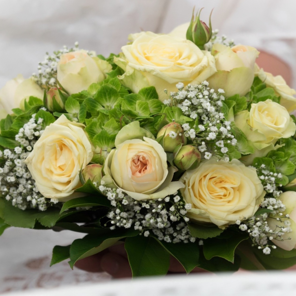 Букет невесты с цветами белой розы и гортензии