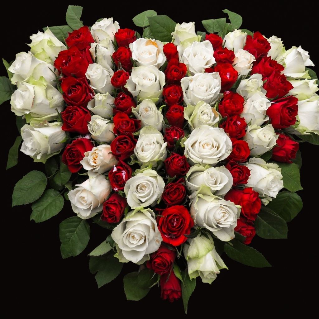 Букет в форме сердца из красных и белых роз