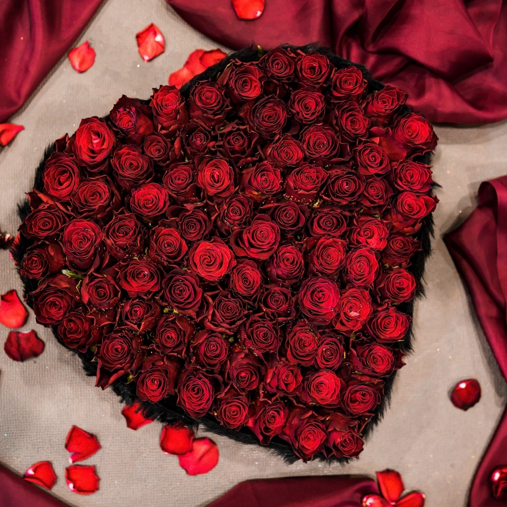 Сердце из красных роз на постели