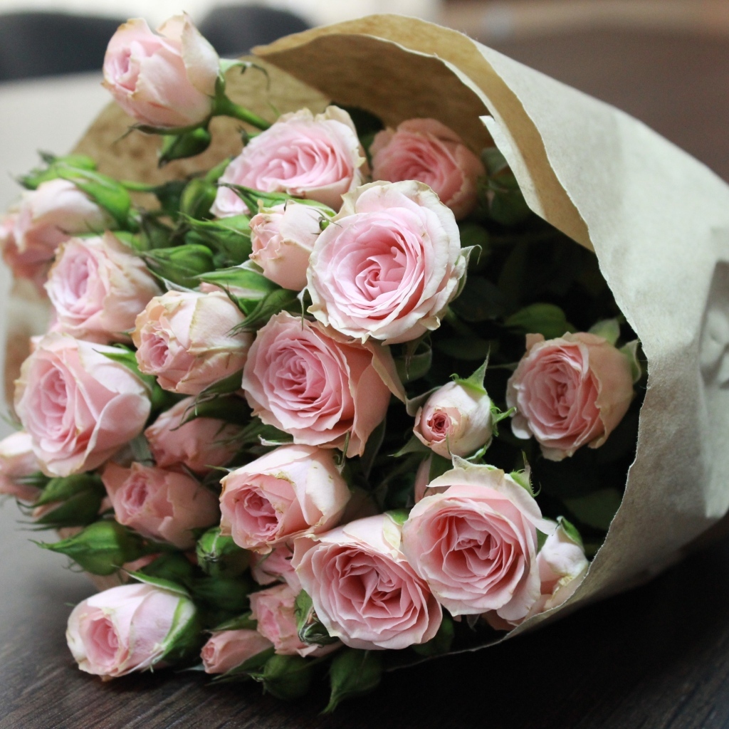 Большой букет розовых роз в бумажной упаковке