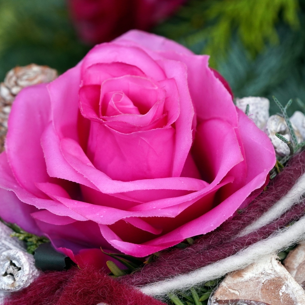 Розовая искусственная роза с декором