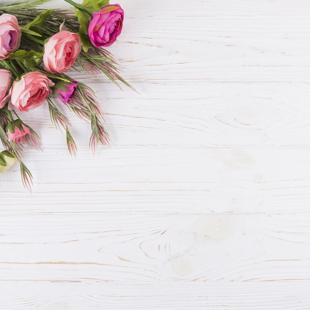 Розовые лютики на белом столе