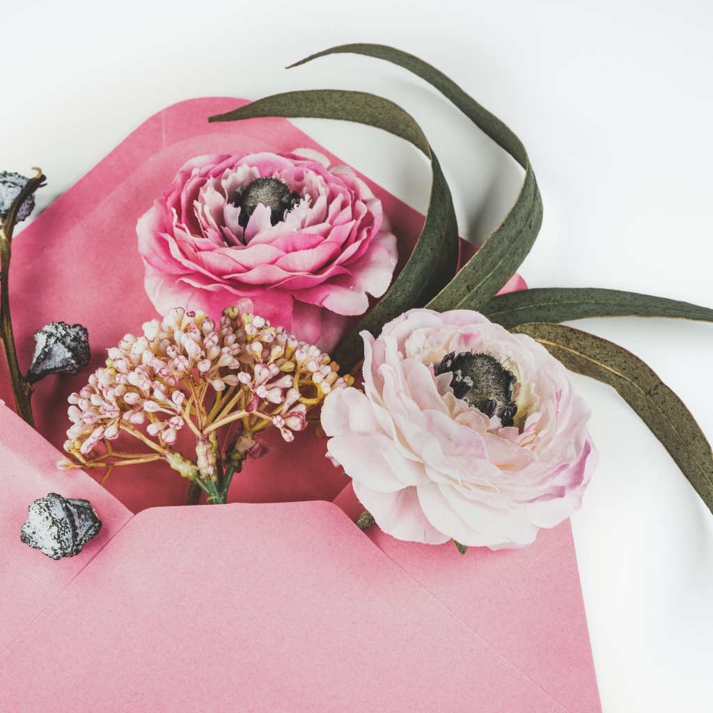 Розовый конверт с цветами 