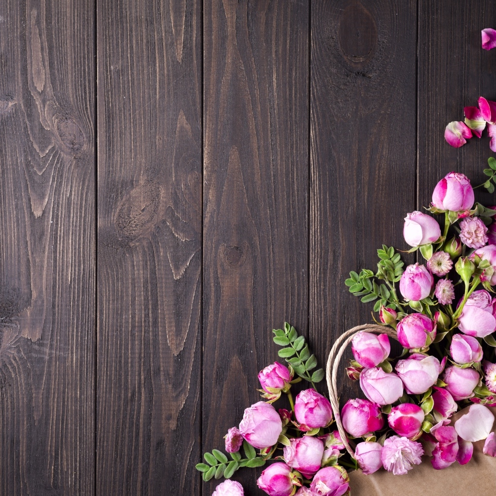 Бутоны розовой розы на деревянном столе