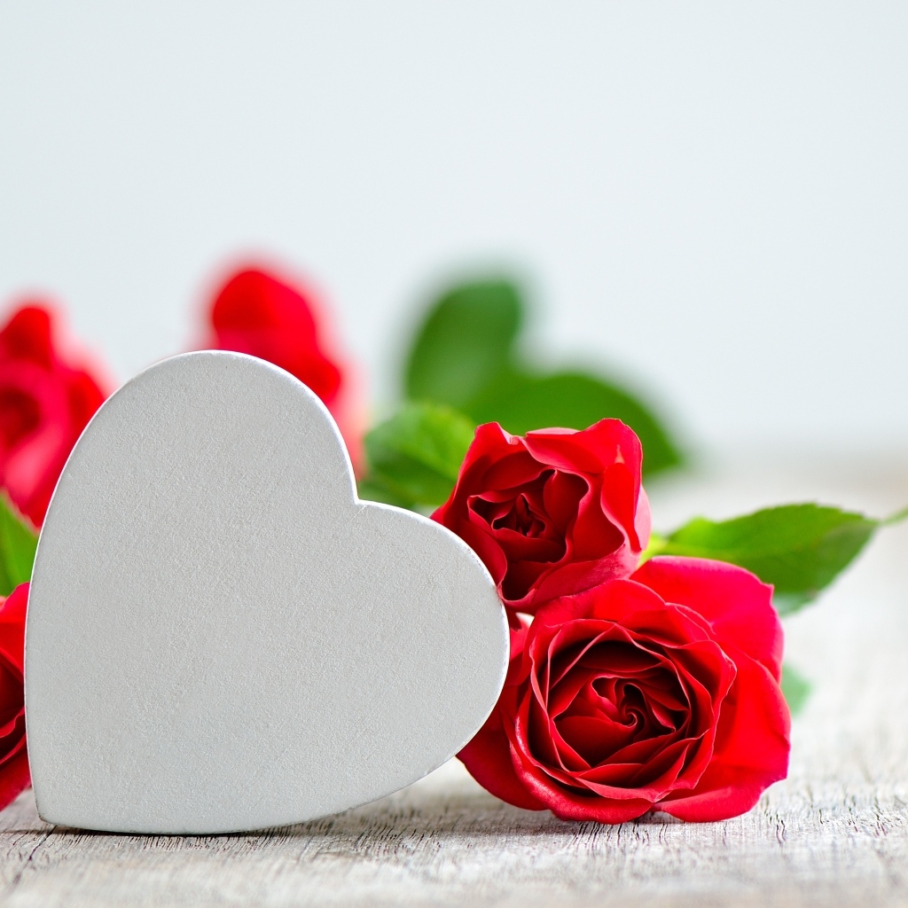 Красные розы с белым сердцем на столе