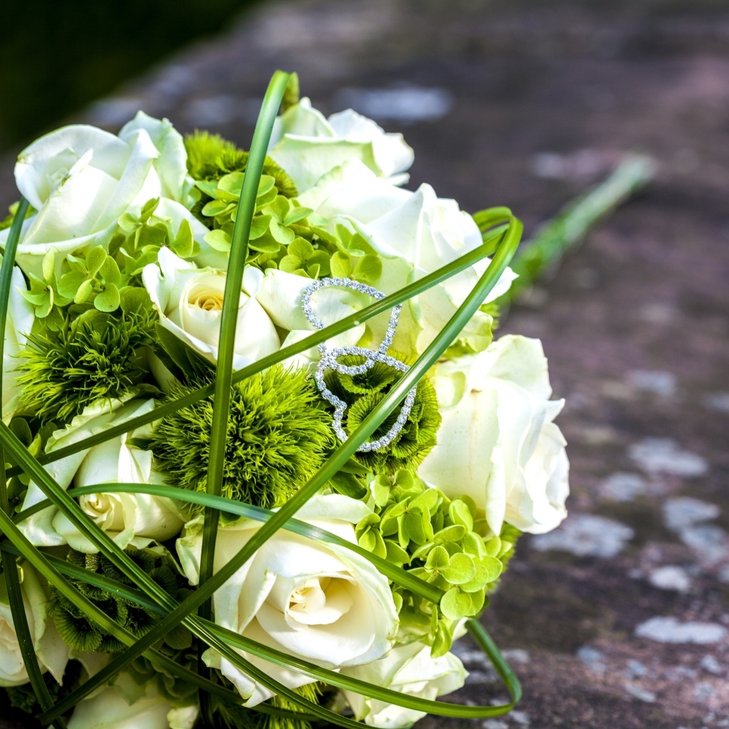 Свадебный букет с белыми розами