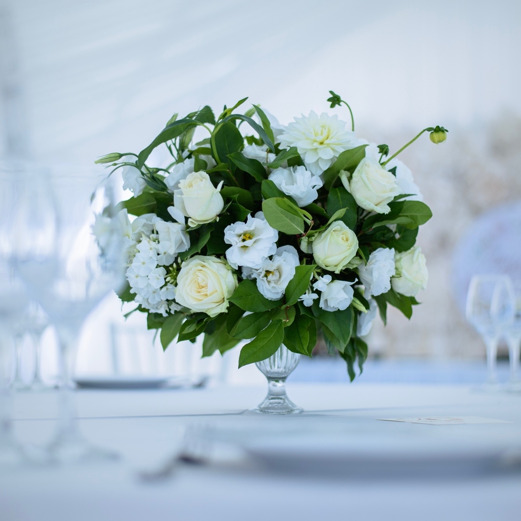 Белый свадебный букет в вазе на столе