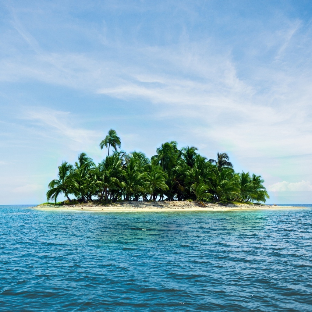 Маленький тропический остров в океане 