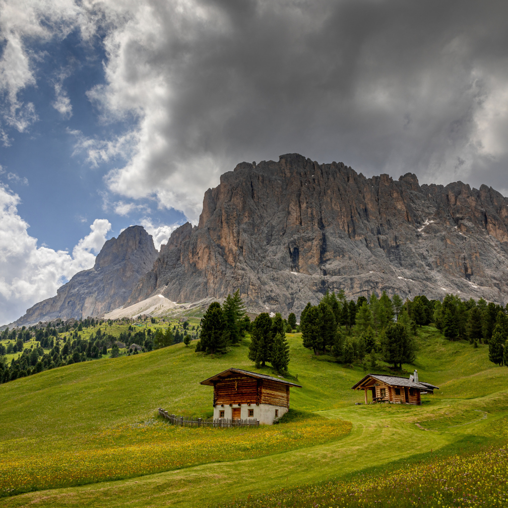 Горы Альпы под грозовым небом