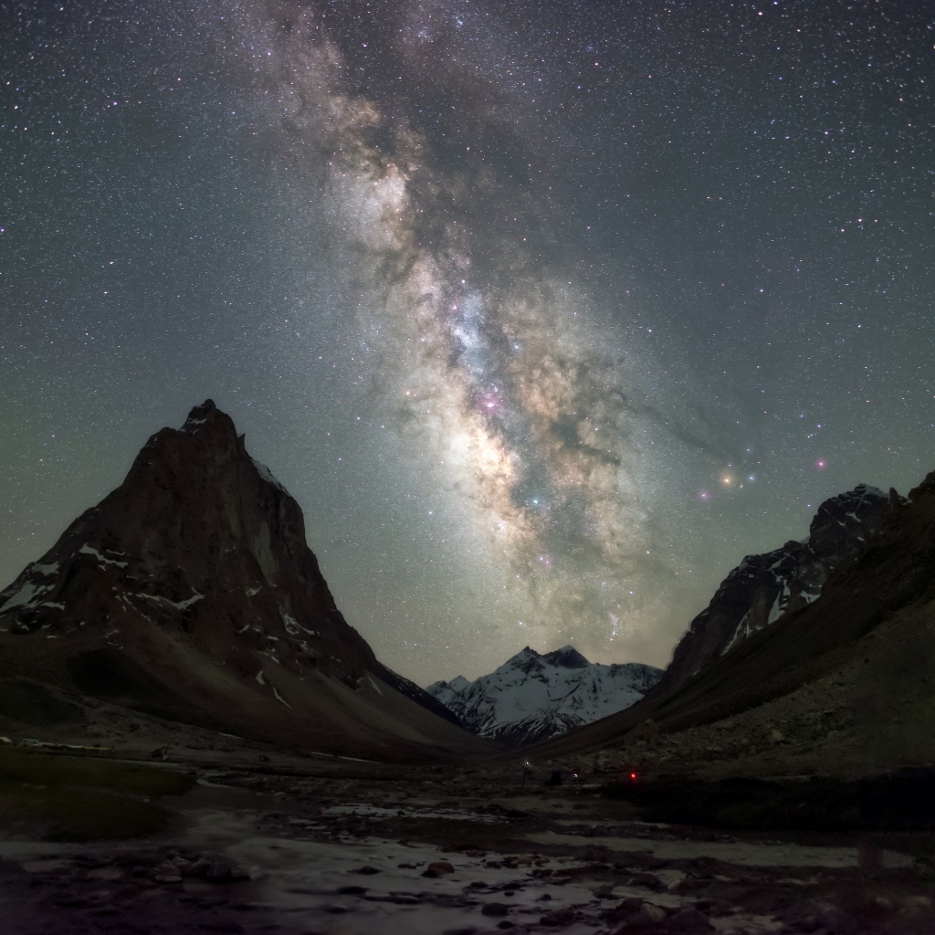 Красивый млечный путь в звездном небе над горами