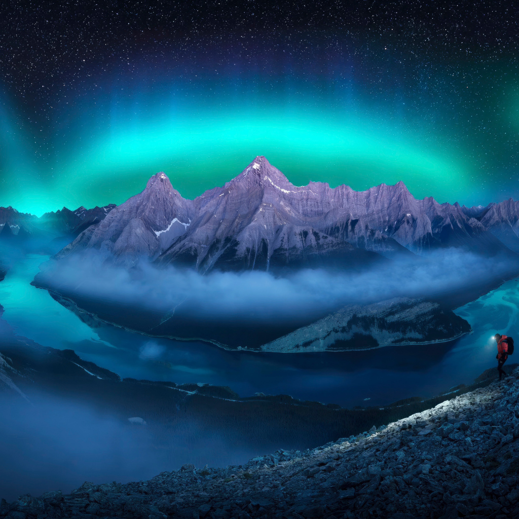 Красивый вид сверху на северное сияние над горами