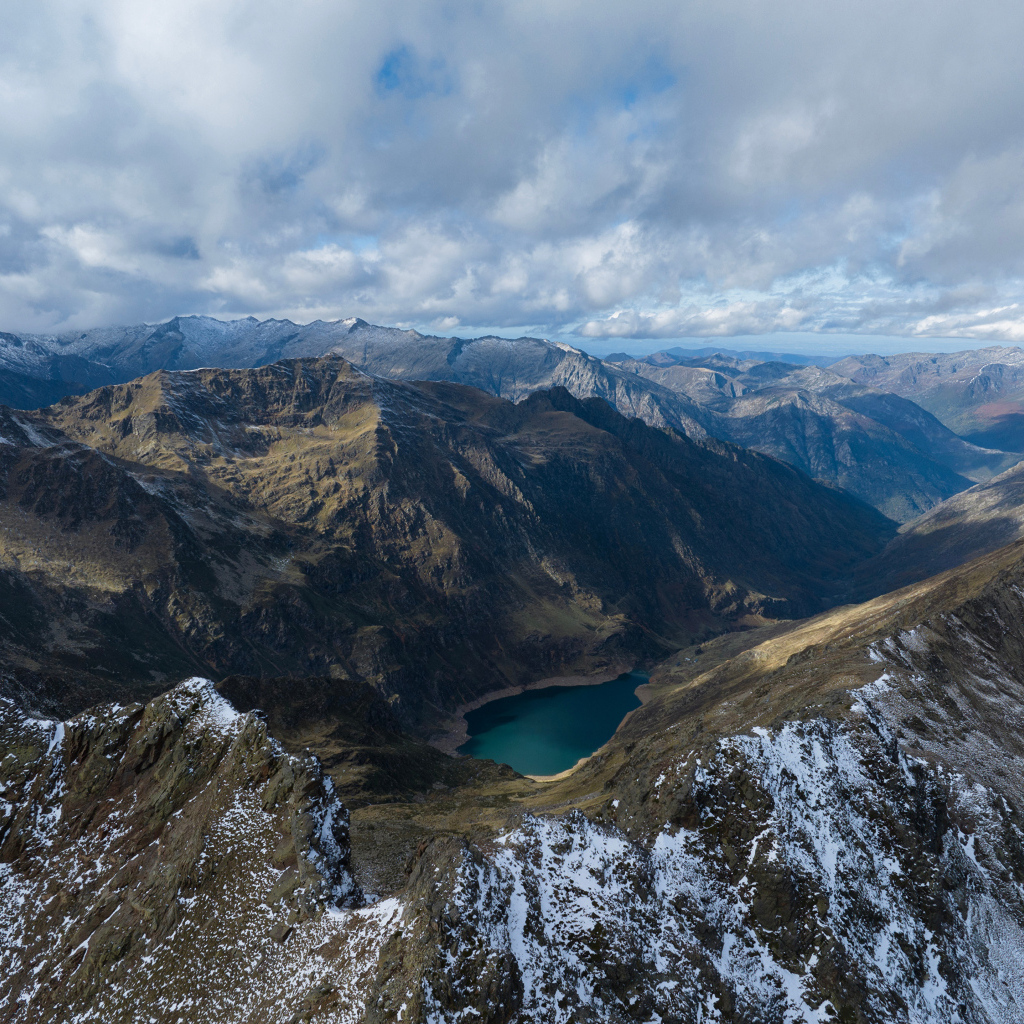 Красивый вид на величественные горы под белыми облаками