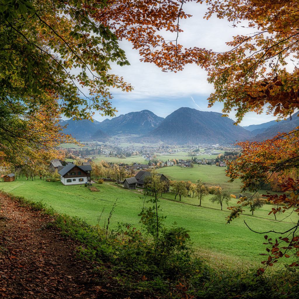 Красивый вид на живописные горы и город