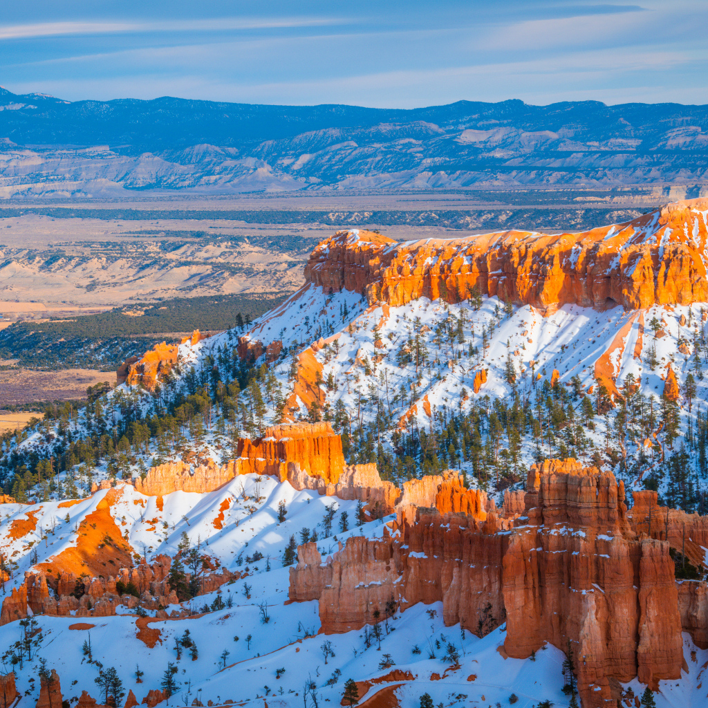 Красивый вид на заснеженный каньон
