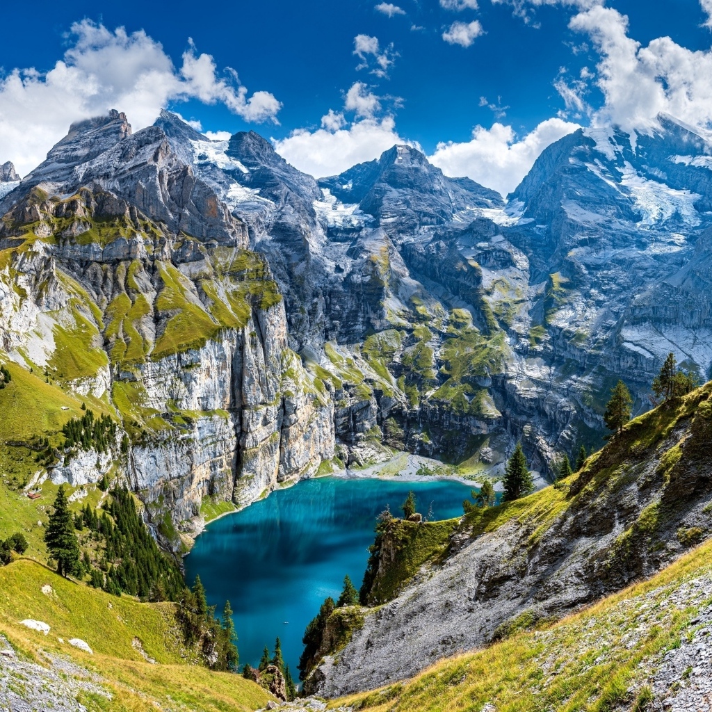 Голубое озеро в горах летом