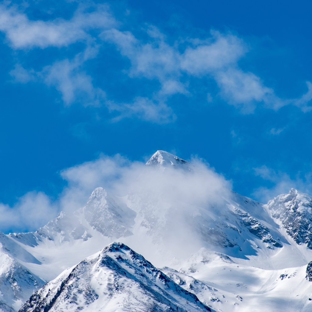 Голубое небо над покрытыми снегом горами