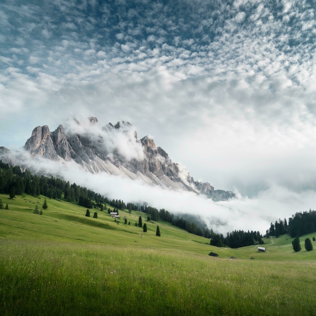 Доломитовые Альпы в тумане утром