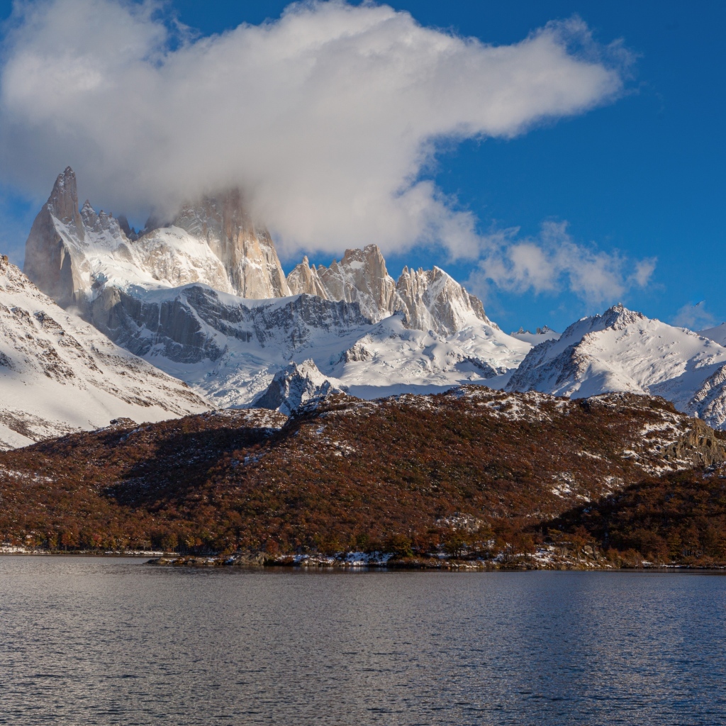 Горная вершина Фитц-Рой  у озера в снегу