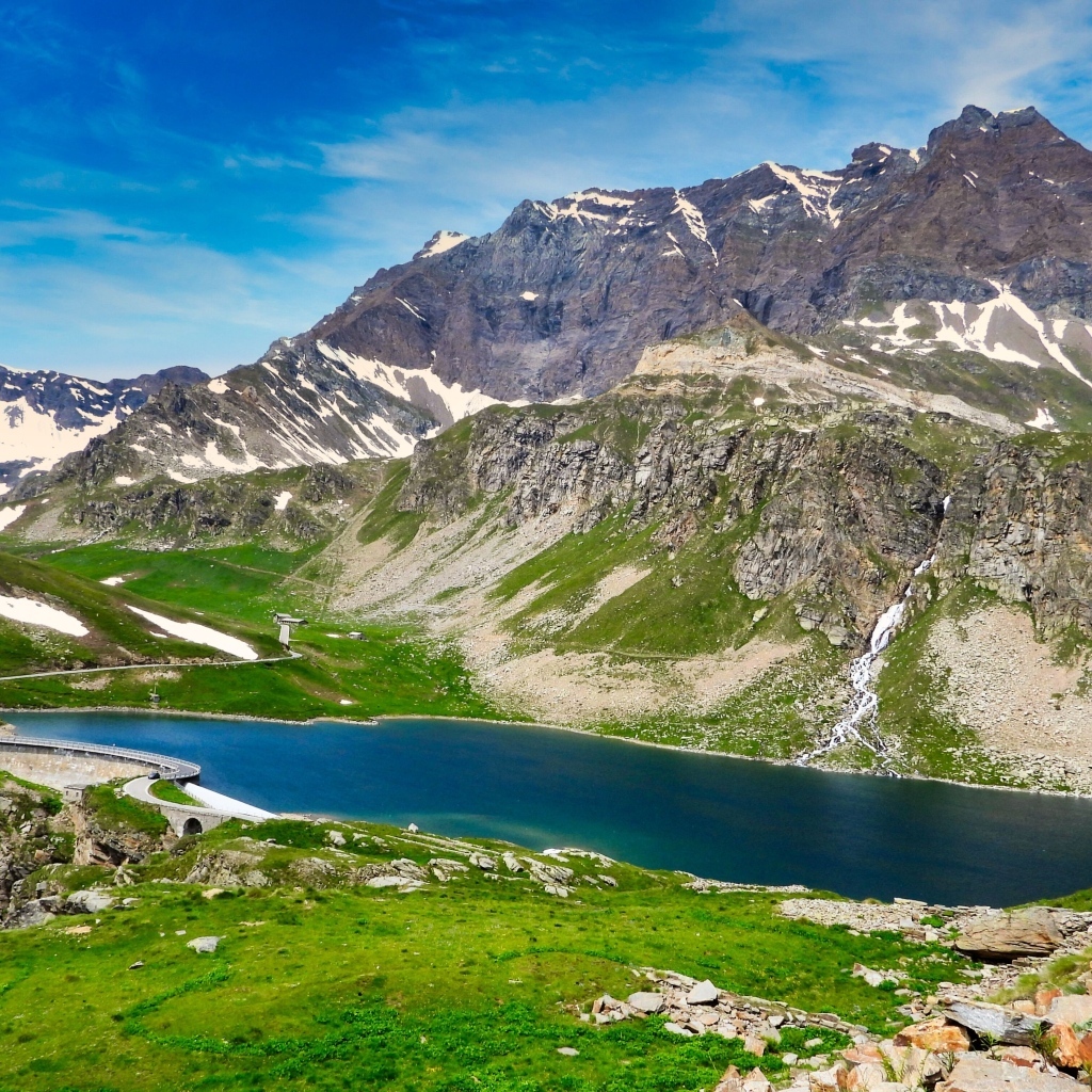 Высокие скалистые горы под голубым небом