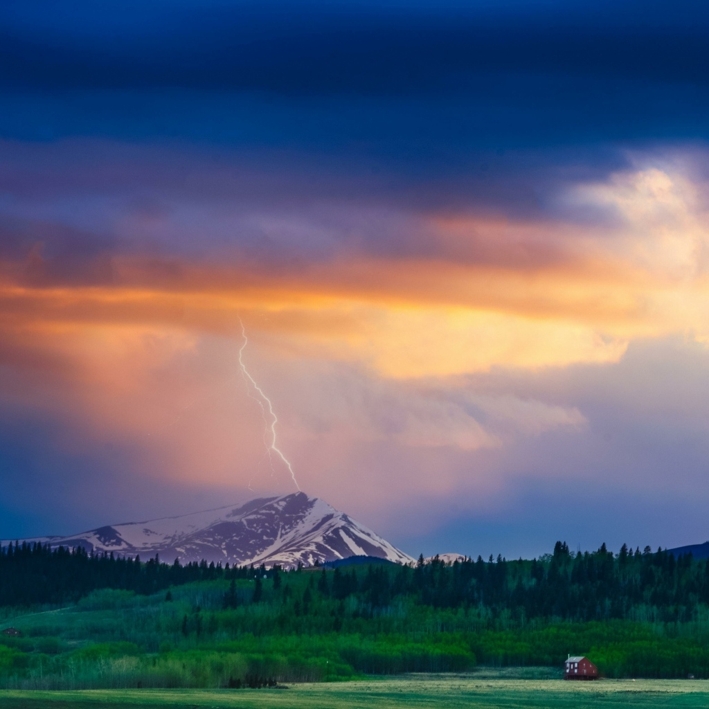 Молния ударила в вершину горы