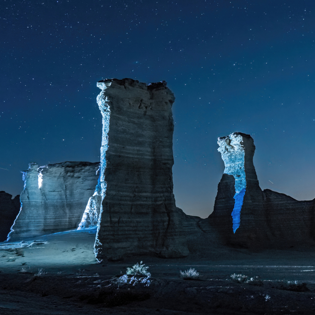 Горный монумент под ночным звездным небом