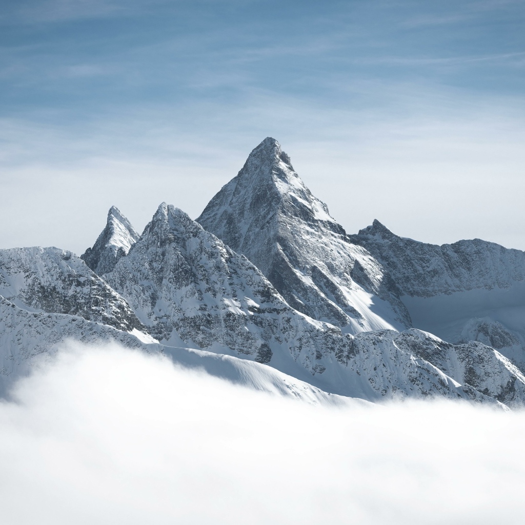 Покрытые глубоким белым снегом горные вершины